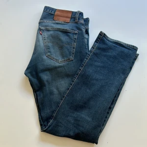 Levis 501 - Levis jeans med skön tvätt i modellen 501. Midja 32, längd 32. Skick 9/10. Inga defekter. Modell 182cm