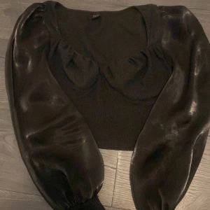 Tröja 💗 - Det jätte fint tröja från Shein. Det passar inte mig längre. Hör av dig om hur är intresserad 💗💗