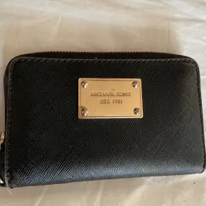 Liten plånbok från Michael kors. Lite slitage därav billigt pris! 