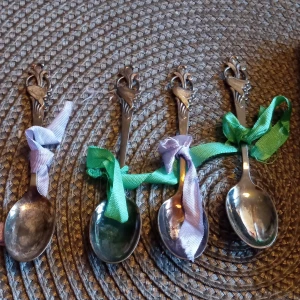 4 Kaffeskedar Blåklocka Silver 830 HCG.nr 234 ,Norge. - 4 Kaffeskedar Blåklocka Silver 830 HCG.nr 234 Norge.stämpel bak på varje sked .två askar med HCG en med två bottnar har blivit till en och även den i original ask. Ej använda men behöver putsas upp .