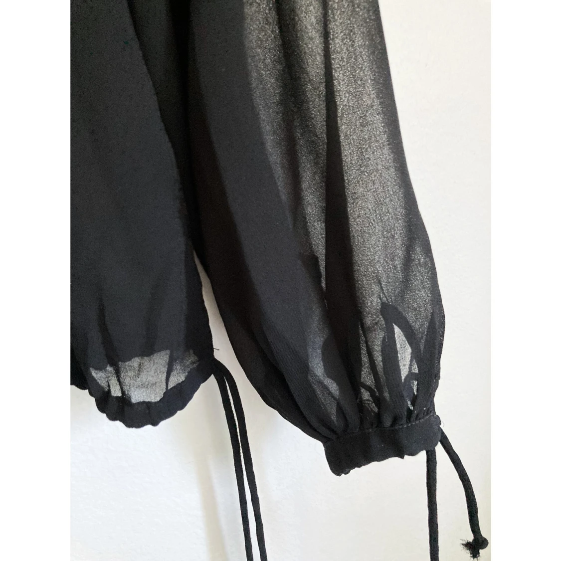 Svart blus i chiffong med virkade detaljer, stl 36 S, bohemisk, boho, goth, långärmad - 93