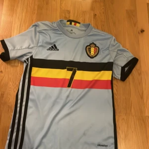 Belgien 2016 Em borta tröja med De bruyne på ryggen och Em märket - 164, Helt okej skick, lite sliten