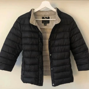 Jacka med trekvartsärm - intressekoll på min super fina dunjacka med trekvartsärm! Perfekt till lite svalare väder 💗Den har ingen etikett men uppskattar den till storlek S ☺️