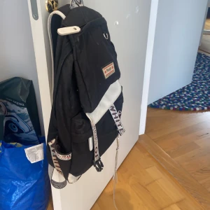 Svart skolväska  - Har inga riktiga skador bara fläckar fast ifall ni köper så tvättar jag den såklart, har använts många gånger. Säljer för att de inte är min stil och jag vill ha en ny skolväska. Kontakta för mer info finisar💗