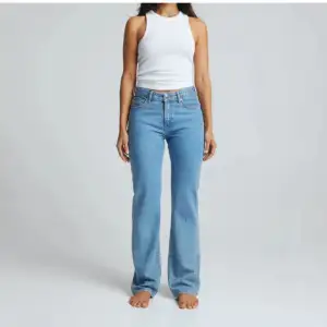 jeans från bikbok, knappt använda då de ej sitter så bra på mig, som ni ser😟. storlek W25 L32. säljer likadana i svart