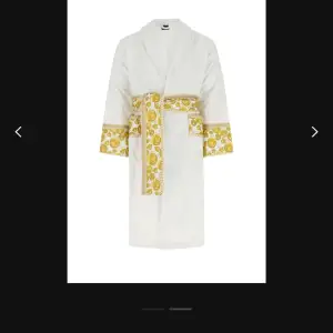 Absolut! Här är en kortare version av säljannonsen för din Versace badrock:  