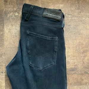 Replay Anbass Hyperflex - Replay Anbass Hyperflex i en riktigt snygg färg och passform, dom är i ett mycket bra skick utan några defeker och är i storleken 30/32. Skriv om du har några frågor eller funderingar!🙌