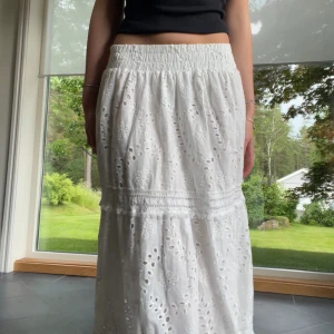 Vit långkjol  - Vit långkjol med hålbroderi, köpt i Spanien 💗 Sparsamt använt! Lite för lång på mig som är 160 cm om man har den lågmidjad 💗