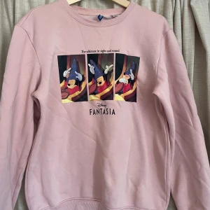 Rosa sweatshirt med tryck - Väldigt fin och i gott skick, använt ett fåtal gånger. Säljer då det inte är min stil längre