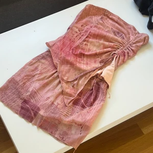 Mini kjol och bandeu set  - Köpt från amazon. Står att det är storlek M men passar som S/XS. Kjolen har shorts inuti. 