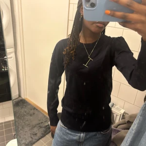 Stickad tröja - Säljer en stickad tröja från Saint Tropez! Aldrig använd med lappen på! Original pris 349kr! Säljer för 300kr då den är ny som sagt med lapp!💙 S! Passar storlek XS och M om man vill att den ska sitta tajt