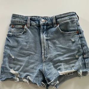 Jeansshorts ZARA - Säljer dessa blå jeansshorts från ZARA då de är för små för mig🩷
