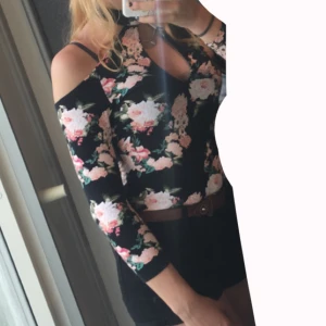 Blommig tröja - Säljer denna fina långarmade tröja i använt skick. Med två små knappar där bak för ”halskragen” köpare står för eventuell fraktkostnad