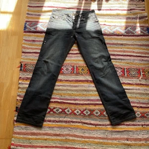 Dolce & Gabbana jeans - Jeansen är storlek 32. Jeansen är i bra skick.