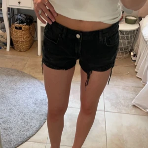 Lågmidjade jeansshorts  - Jättesnygga jeansshorts som tyvärr är för stora för mig! Aldrig använda så i nyskick. Jättepopulära och slutsålda på hemsidan! 
