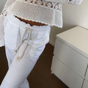 Roxy linnebyxor🌸  - Lågmidjade linnebyxor ifrån Roxy, i storlek M men passar mig som är XS-S  Har små defekter nere vid benen men inget man tänker på💕