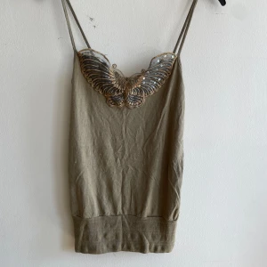 Linne  - Grönt linne med fjäril på 