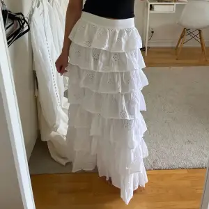 Lång kjol från Gina tricot i storlek 36, aldrig använd med lappen kvar. Ordinarie pris 799kr 