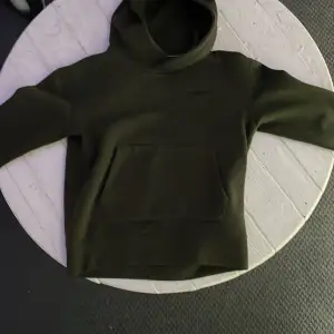 En mörkgrön sailracing hoodie som är ca 1 månad gammal och aldrig använd. 10/10 skick, inte en skråma och inte solblekt. Ny priset är 900kr