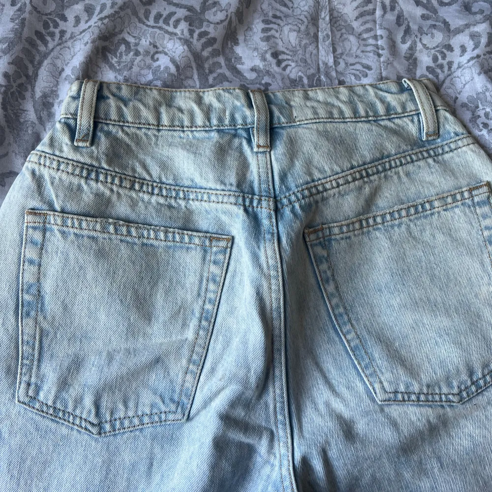 Slitna straight jeans från Asos design i storlek W26 L32 nyskick som använts fåtal gånger utan defekter. Midja-66cm Inseam-81cm. Farkut & Housut.