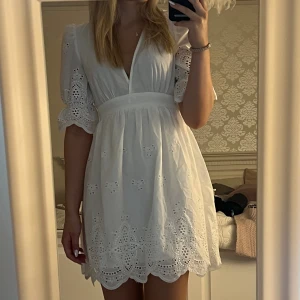 Vit klänning - Vit klänning med mönster. Jättefin till sommaren eller student. Endast provad. 💖