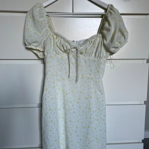 Klänning - Miniklänning från märket Glamorous, köpt på Nelly. Storlek 34/XS. Använd ett fåtal gånger så i mycket fint skick!🫶🏻