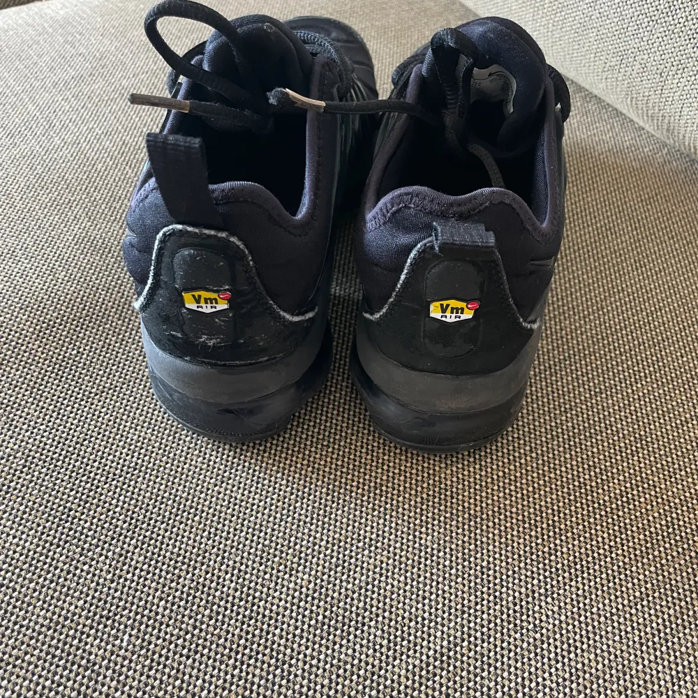 Hej! Säljer ett par Nike AIR VAPORMAX PLUS i Storlek 36,5. Säljs i befintligt skick, se bilderna.. Skor.