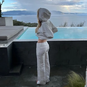 Vita linnebyxor  - Säljer dessa supersnygga linnebyxor som är slutsålda från alobha label (Lova Widerbergs märke) i XS. Jag har använt de 1 gång. Nypris är 999kr men jag säljer för 700kr