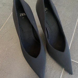 Svarta klackar  - Säljer mina helt nya klackar från Zara då dem är för stora för mig. Modellen finns inte längre. Vanliga svarta klackar 💕🌸