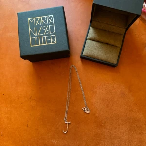 Maria nilsdotter halsband - Ett j från Maria med en kedja (45cm). Kommer med box! Kan gå ner i pris vid snabb affär