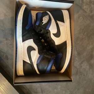 Jordan 1 Royale toe - Väldigt bra skick bara använd ett fåtal gånger  Nypris: 4300 Pris: 1300