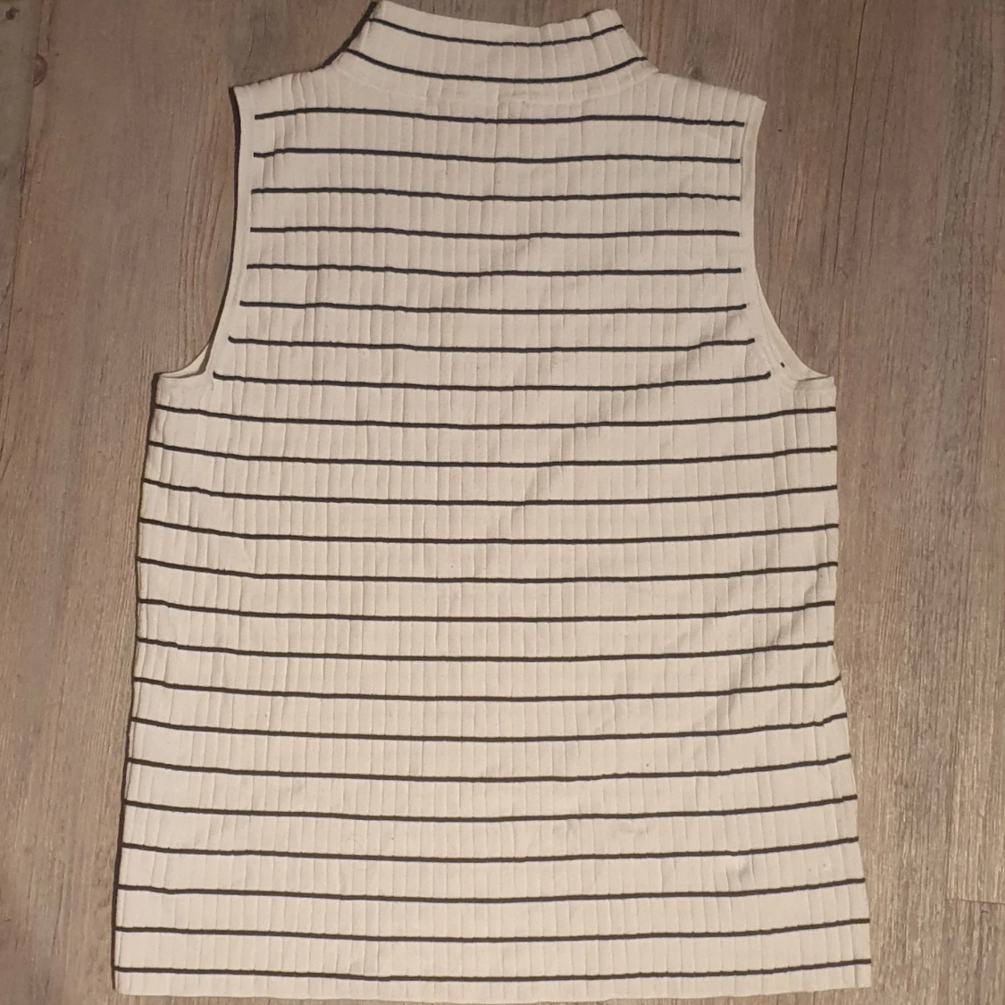 Randig turtle-neck med knappar - 90