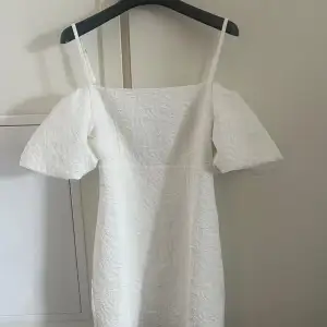 Superfin vit klänning från Bubbelroom! Aldrig använd, går även att ta bort axelbanden💛 