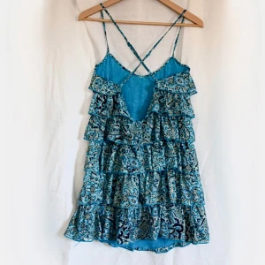 Volang klänning - Har den här super unika klänningen som inte har använd sen jag skaffa den förra året!!! Finns inga skador och är precis som ny och väljer därmed att sälja vidare💙💙💙☺️