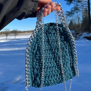 Virkade väskor  - Nu tar jag emot beställningar på väskorna!!🤩✨ Man kan välja mellan 3 olika storlekar på dom, för lite mer info kolla in min instagram @sstyleby.e 🤍 Vill du köpa en väska så skicka då iväg ett meddelande så tar vi det där ifrån🦋✨🧿🤍🍸 