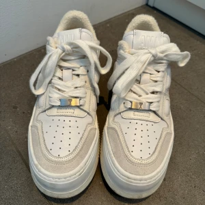 Ami sneakers - Såå fina sneakers ifrån Ami Paris som inte kommer till användning tyvärr🌸Inköpta i Paris för ca 1 månad sedan och nypris 4 649 kr😚Enbart använda 2 gånger.