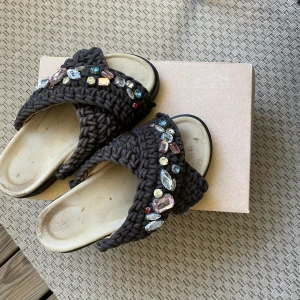 Inuki tofflor - Säljer mina svarta inukii tofflor!💕 säljer för att jag vill köpa de beiga/vita istället.👍🏼 inga skador på skorna! (Skriv om du vill byta färg om du har de andra färgen)😊