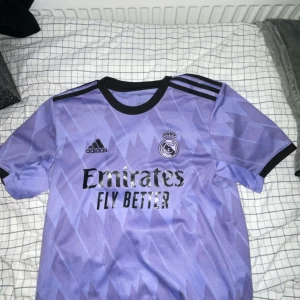 Real Madrid t-shirt - Använd några gånger ser ut som ny  Kan sänka priset  Storlek S