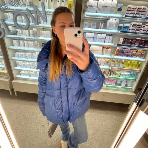 Indiska jacka - Super snygg och trendig jacka från indiska. Slutsål i  alla storlekar. Jätte fint skick eftersom att jag bara haft den i några månader. Storleken är L men den passar oversize på mig som har s/m. Kontakta mig jätte gärna vid frågor eller fler bilder🩷