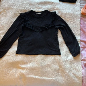 Lång armad tröja med vålanger - Använd några få gånger ser som helt ny ut bara lite skrynklig på bilden.