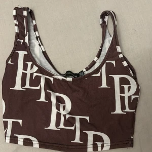 Crop topp - En croptopp från PLT, köpt på Sellpy men aldrig använd