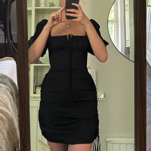 Adoore: Palermo dress black strl 34 - Helt ny adooreklänning i perfekt skick med prislappen kvar!❤️