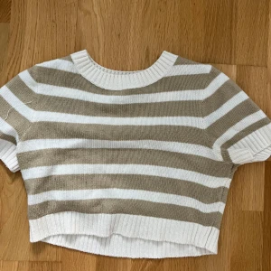 Korttröja - Magtröja från Hm Köpt för cirka 3 år sedan  Extremt skön på sommaren och våren Säljer då den inte är min stil längre 