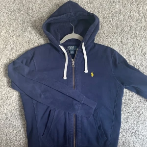 Ralph lauren hoodie  - Köpt: ca 2000kr på kidsbrandstore Skick: 8/10 lite färg skillnad Skador: inga Passform: XS/S/170cm 