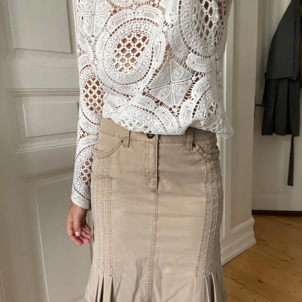 Jättefin beige Lågmidjad kjol, nyskick! . Hameet.