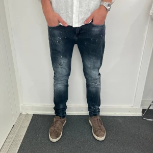 ZARA- JEANS  - Storlek 38 (Sitter som 30/32) - skick 9/10- Nypris 999kr vårt pris 299kr Modellen på bilden är 183