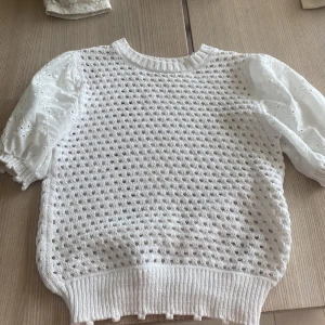 Stickad zara t sirt - Väldigt fin stickad t shirt från zara. Andvänt minst 2 gånger och är i väldigt bra skick. Storleken är i s och sitter väldigt bra. Köpt från zara förra året och finns då inte kvar💗.