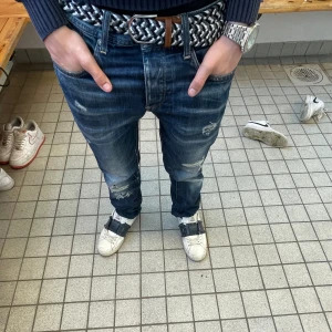 Jack & Jones  jeans  - Skit fina jeans med slitna hål, Jinzen är ifrån Jack & Jones. Skick 10/10 inga defekter eller liknande 😁Vid frågor och funderingar så hör av dig! 😃