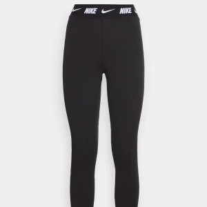 Nike tights  - Nyskick! Storlek S, ser mer ut som vanliga tights än träningstighs. Sitter superfint med resåren i midjan