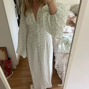 Adoore klänning  - Ännu en klänning jag fick i present som  va för liten :( helt oanvänd med alla lappar kvar🤍